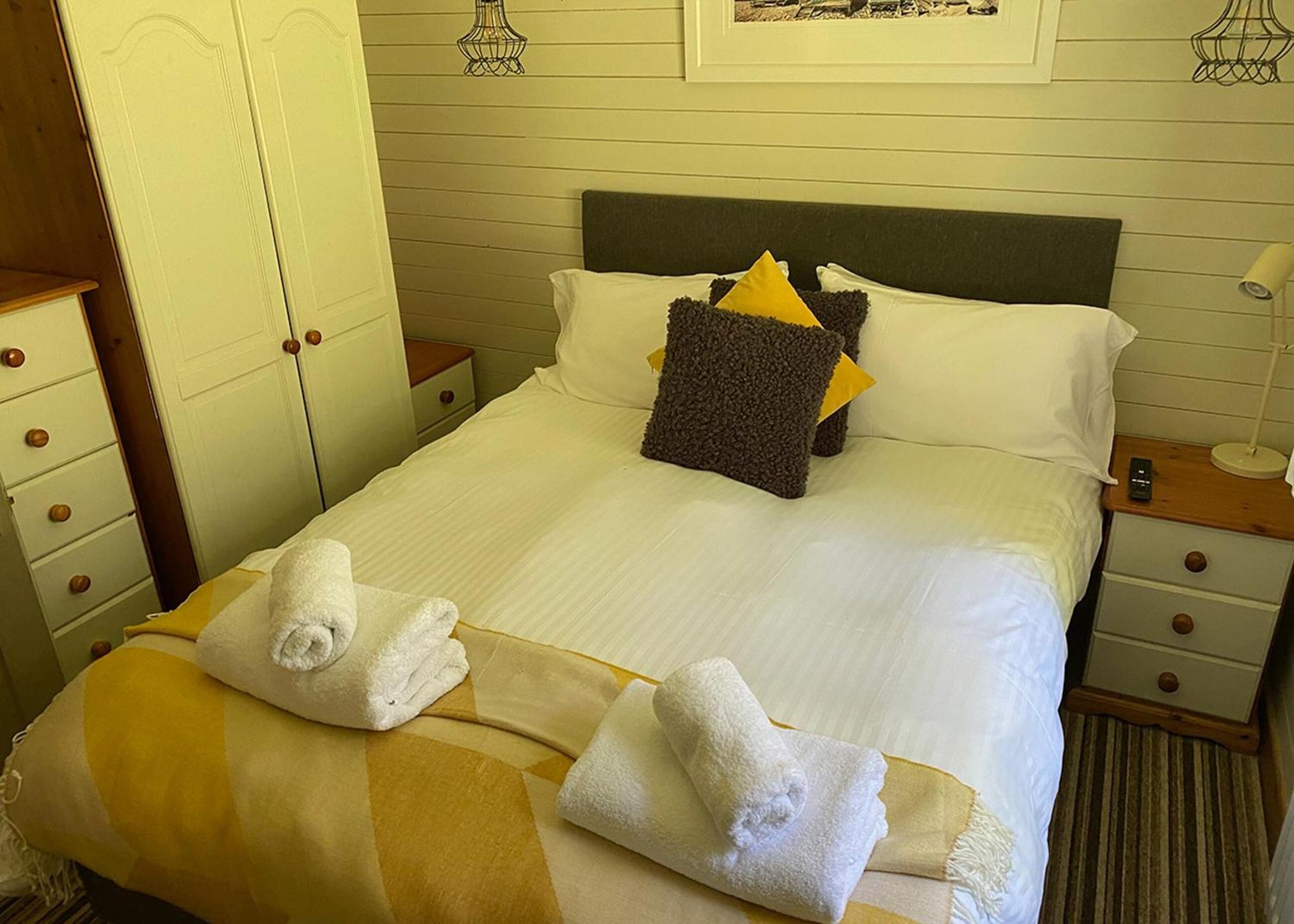 Ivyleaf Combe Lodges Stratton  Phòng bức ảnh